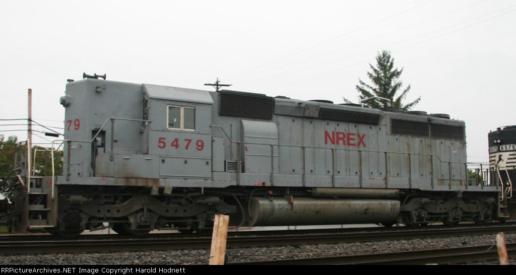 NREX 5479 heads north on an NS train